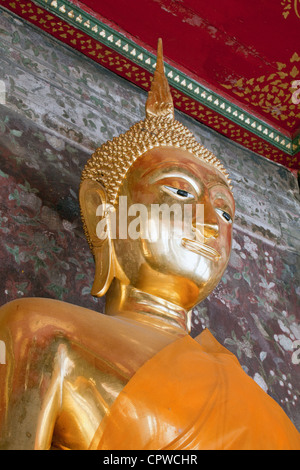 Cloître avec Bouddha en bronze doré, image Suthatthepwararam Wat Suthat (WAT), Phra Nakhon, Bangkok, Thaïlande Banque D'Images