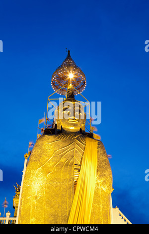 Grande image de Bouddha, Wat Intharawihan, Nakhon District, Bangkok, Thaïlande Banque D'Images