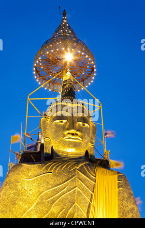 Grande image de Bouddha, Wat Intharawihan, Nakhon District, Bangkok, Thaïlande Banque D'Images