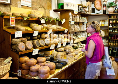 Nouveau client en boutique, fromage artisanal italien Bottega del Naturista Pecorino Stagionato vente de fromage dans Pienza, Toscane, Italie Banque D'Images