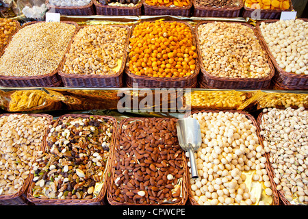 Sèches à l'affichage du marché dans une rangée d'arachides amandes Banque D'Images