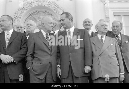 Le président Dwight D. Eisenhower debout avec Lyndon B. Johnson (au centre),John Foster Dulles (droite). Banque D'Images