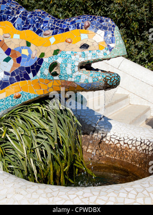 Dragon salamandra de mosaïque de Gaudi dans le parc Guell de Barcelone Banque D'Images