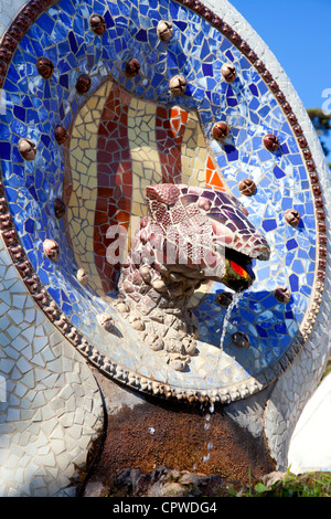 Parc Guell de Gaudi Barcelone Serpent et quatre bars en mosaïque le modernisme catalan Banque D'Images