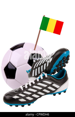 Paire de chaussures de football à crampons ou avec un petit drapeau du Mali Banque D'Images