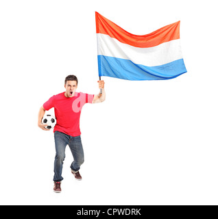 Supporter de football masculin acclamer avec drapeau national du Pays-Bas Banque D'Images