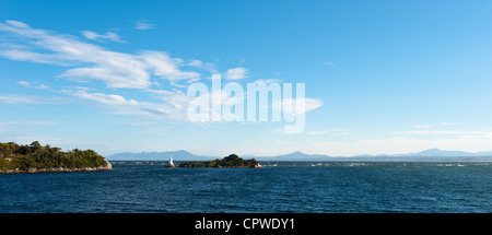 Hells Gate est le célèbre entrée de Port Macquarie, situé sur la côte ouest de la Tasmanie. Banque D'Images