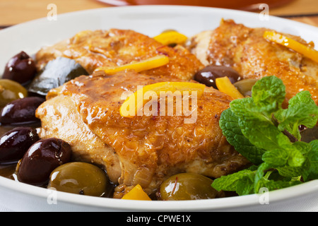 Poulet marocain aux Olives et citron, préservé un plat marocain préféré. Banque D'Images