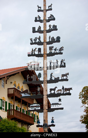 Maypole de scènes pastorales rurales et des métiers à Grassau à Baden-Wurttenberg, Bavière, Allemagne Banque D'Images