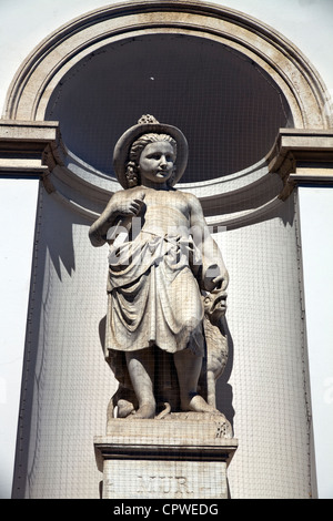 Statue d'un enfant dans le mur de l'Albertina, Vienne, Autriche Banque D'Images