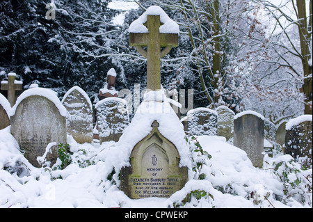 Les pierres tombales dans le cimetière à l'église paroissiale de Hampstead et ligne Holly Place à Hampstead, au nord de Londres, UK Banque D'Images