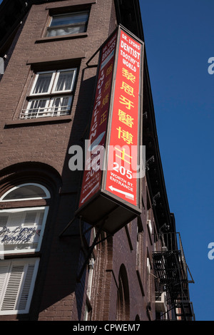 Anglais et Chinois signe bureau de dentiste, Chinatown, NYC Banque D'Images