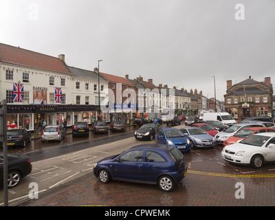Northallerton High Street North Yorkshire UK surpeuplé de trafic dans Heavy Rain Banque D'Images
