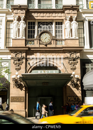 Beaux-Arts Statues, entrée principale, du grand magasin Macy's , 151 W. 34th Street, NYC Banque D'Images