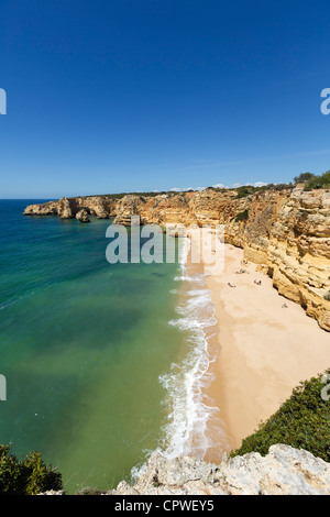 Praia da Marinha plage près de Benagil, sur la côte entre 2124 et Albufeira, Algarve, Portugal Banque D'Images