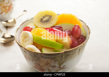 Salade de fruits frais servis dans un bol, pour le thé l'après-midi. Banque D'Images