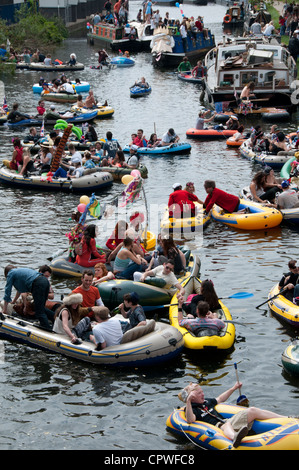 Imprimeur de la flottille de Jubillegal parti flottant, Regent's Canal, est de Londres.Les fêtards dans un bateau pneumatique flotter vers le bas du canal. Banque D'Images