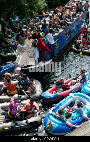 Imprimeur de la flottille de Jubillegal parti flottant, Regent's Canal, est de Londres.Une barge avec un grand papier de proue mène la flottille Banque D'Images