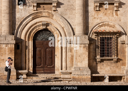 Photo touristique au Palazzo de Nobili Tarugi, sur la Piazza Grande à Montepulciano, Val D'Orcia, Toscane, Italie Banque D'Images