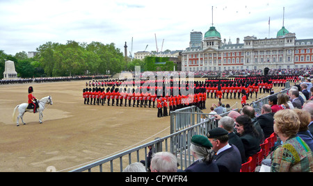 Parade La couleur 2 Juin 2012 - Le Major général à l'examen Horseguards Parade à Londres. Banque D'Images