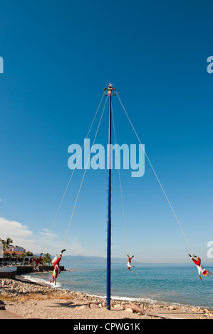 Le Mexique, Puerto Vallarta. Voladores de Papantla hommes volants, sur le Malecon, Playa de los Muertos, Puerto Vallarta, Mexique. Banque D'Images