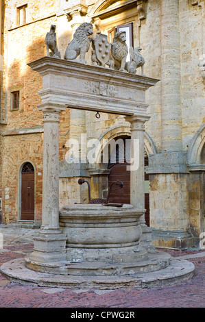 Bien des griffins et lions, 16e siècle, par le Palazzo del Capitano del Popolo, de la Piazza Grande, à Montepulciano, Toscane, Italie Banque D'Images