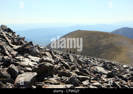 Les promeneurs sur la South Glen Shiel Ridge dans les Highlands écossais Banque D'Images