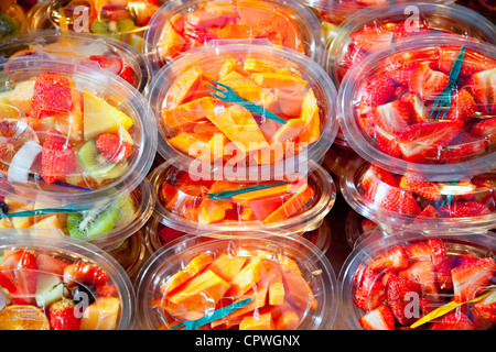 Salade de fruits naturels colorés verres transparents dans une rangée Banque D'Images