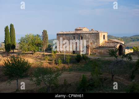 De l'architecture toscane ancienne ferme près de podere Monticchiello en Val D'Orcia, Toscane, Italie Banque D'Images