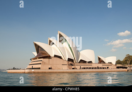 Opéra de Sydney vu de l'élévation du niveau dans le port de Sydney. Banque D'Images