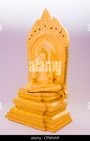 Statue de Bouddha Khmer doré et son socle contre fond blanc - La province de Siem Reap, Cambodge Banque D'Images