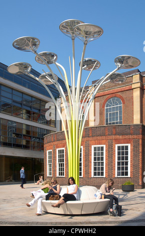 Artemide - Solar Tree conçu par Ross Lovegrove à St John's Square, Clerkenwell, London, UK Banque D'Images