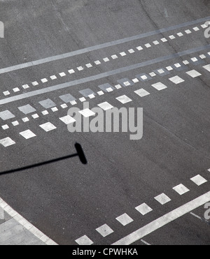 Lignes d'asphalte de la ville et de l'ombre vue aérienne à Barcelone Banque D'Images