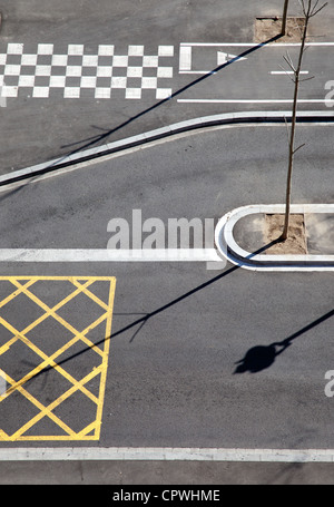 Lignes d'asphalte de la ville et de l'ombre vue aérienne à Barcelone Banque D'Images