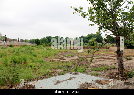 Wasteland malpropre près de Hampton Court station England UK Banque D'Images