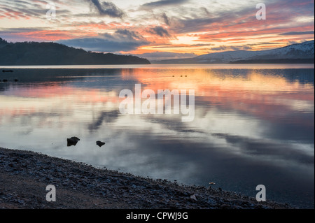 Magnifique coucher de soleil, le Loch Lomond, Ecosse, Royaume-Uni Banque D'Images