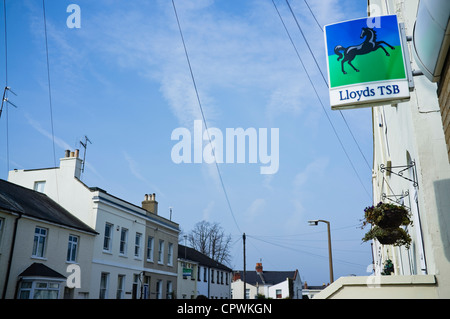 Un signe à une branche locale de la Lloyds TSB Bank - combiné à des maisons mitoyennes. Banque D'Images