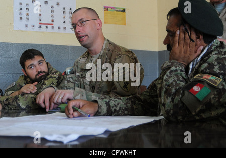 Le capitaine de l'armée américaine Brian Woller, un officier des affaires civiles de l'équipe de reconstruction provinciale Farah (au centre), rencontre les dirigeants locaux lors d'un engagement clé de chef dans le village de Cin Farsi, dans la province de Farah, en Afghanistan, le 2 juin. L'EPR Farah est une unité de soldats, de marins et d'aviateurs qui travaille avec divers organismes gouvernementaux et non gouvernementaux chargés de faciliter la gouvernance et la stabilité dans la région en travaillant main dans la main avec les responsables locaux et le Gouvernement de la République islamique d'Afghanistan. Banque D'Images