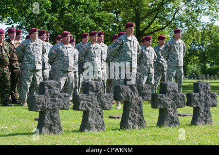 La Force opérationnelle 68, composée de parachutistes de l'armée américaine, de l'Armée de l'Air et du 4e Bataillon du parachute Regiment de Londres, en Angleterre, a assisté à une cérémonie commémorative allemande au cimetière allemand de la Cambe, en France, le 2 juin. La Force opérationnelle 68 est en Normandie, en France, pour commémorer le 68e anniversaire du jour J. Banque D'Images