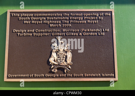 Plaque commémorant la visite de la princesse Anne à GRytviken en mars 2009 pour ouvrir le projet d'énergie durable, la Géorgie du Sud Banque D'Images