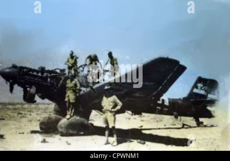 Les soldats australiens sur une épave allemand Junkers Ju 87B ''Stuka'' Grenadier volant en Libye. Banque D'Images