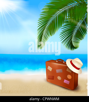 Vue sur la mer avec des feuilles de palmier, de voyage valise et un chapeau vacances d'arrière-plan concept Banque D'Images