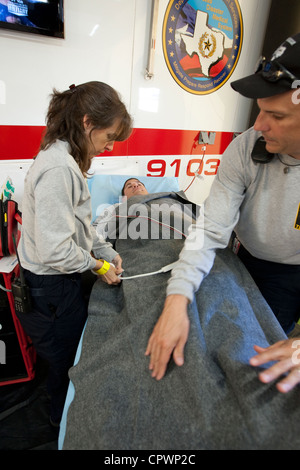 Austin Texas États-Unis, 1 juin 2012: Les membres d'une équipe médicale d'urgence se préparent à la catastrophe lors de l'exercice de préparation à l'ouragan géré par l'État. ©Bob Daemmrich Banque D'Images