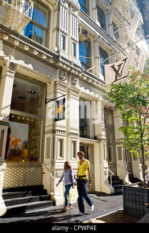 Shopping le long de la rue Greene dans quartier de Soho, New York City. Banque D'Images