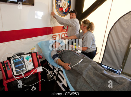 Austin Texas États-Unis, 1 juin 2012: Les membres d'une équipe médicale d'urgence se préparent à la catastrophe lors de l'exercice de préparation à l'ouragan géré par l'État. ©Bob Daemmrich Banque D'Images