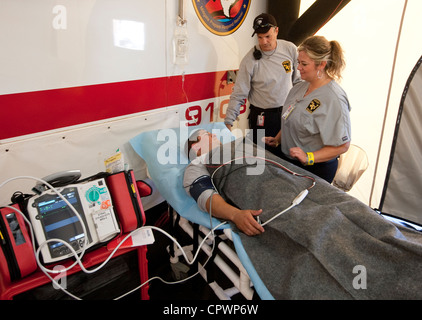 Austin Texas États-Unis, 1 juin 2012: Les membres d'une équipe médicale d'urgence se préparent à la catastrophe lors de l'exercice de préparation à l'ouragan géré par l'État. ©Bob Daemmrich Banque D'Images
