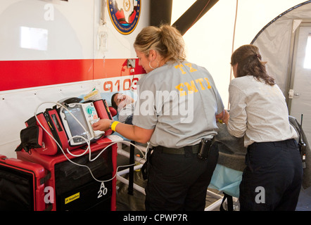 Austin Texas États-Unis, 1 juin 2012: Les membres d'une équipe médicale d'urgence se préparent à la catastrophe lors de l'exercice de préparation à l'ouragan géré par l'État. ©Bob Daemmrich Banque D'Images