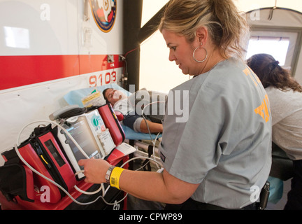 Austin Texas États-Unis, 1 juin 2012: Les membres d'une équipe médicale d'urgence se préparent à la catastrophe lors de l'exercice de préparation à l'ouragan géré par l'État. ©Bob Daemmrich Banque D'Images