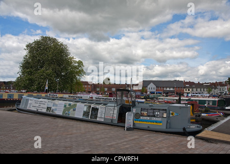 Voies navigables Stratford Centre d'information, un canal, Canal narrowboat converti marina, Stratford-upon-Avon Banque D'Images