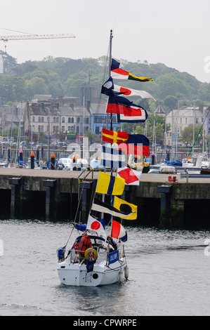 Disponibles avec des drapeaux multicolores retourne à Bangor port et marina Banque D'Images